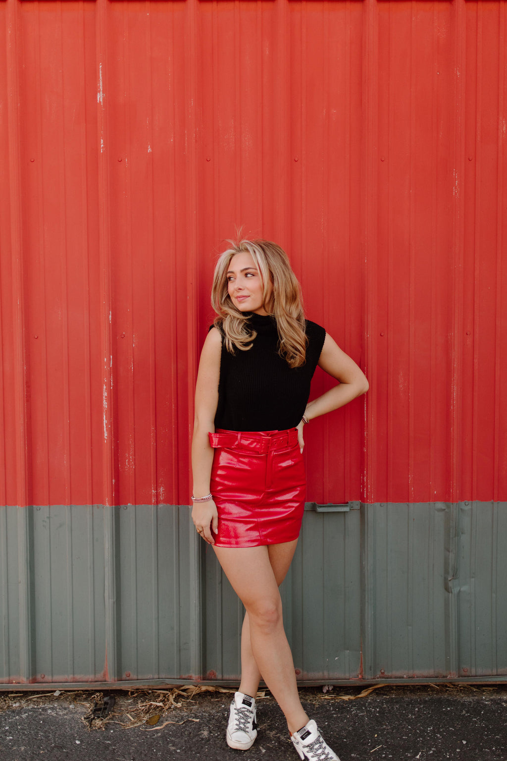 FAUX LEATHER BELTED SKIRT IN RED